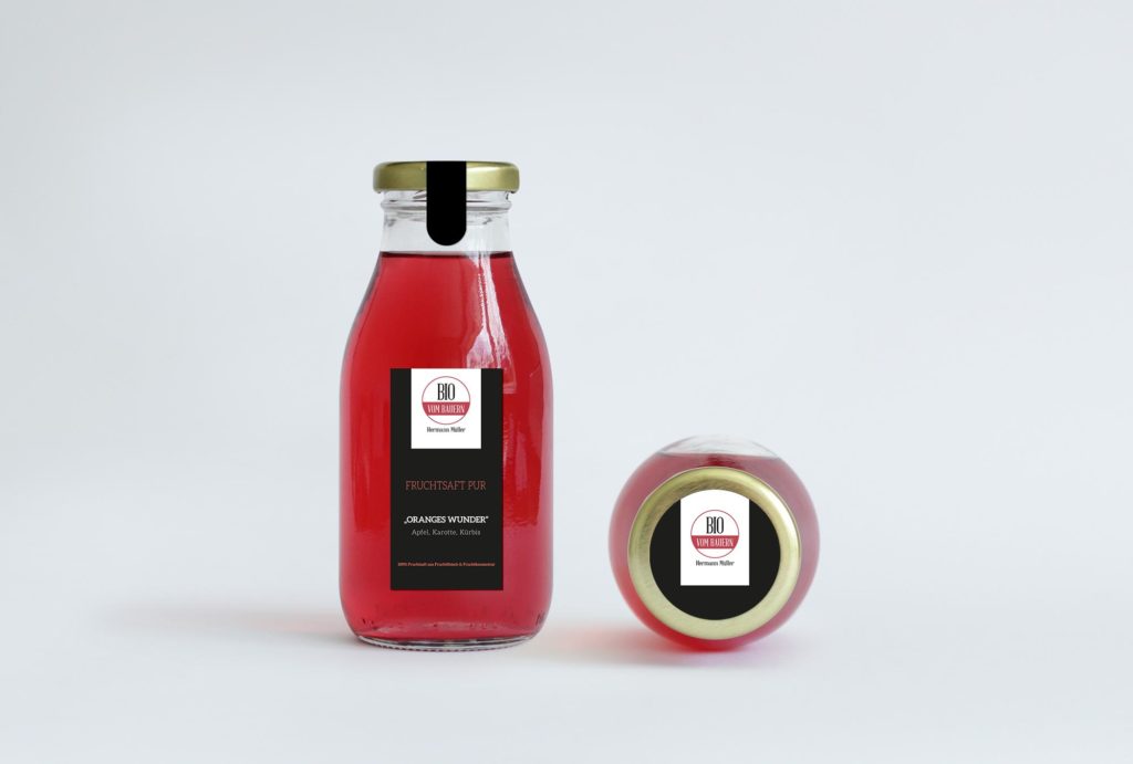 roter Fruchtsaft von Bio vom Bauern in einer Glasflasche