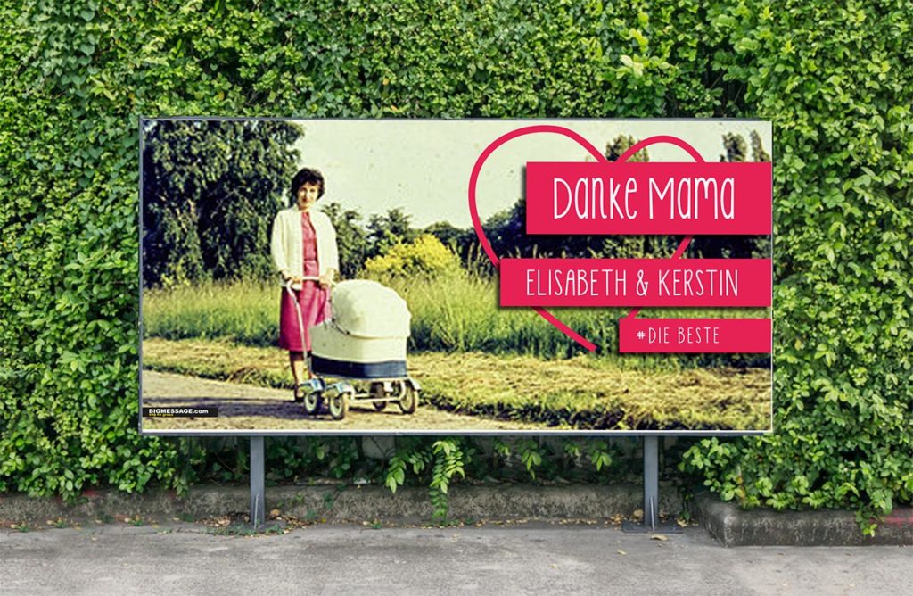 ein Plakat auf dem eine Frau zu sehen, ist die einen Kinderwagen schiebt, der Schriftzug liest: Danke Mama, Elisabeth & Kerstin #diebeste