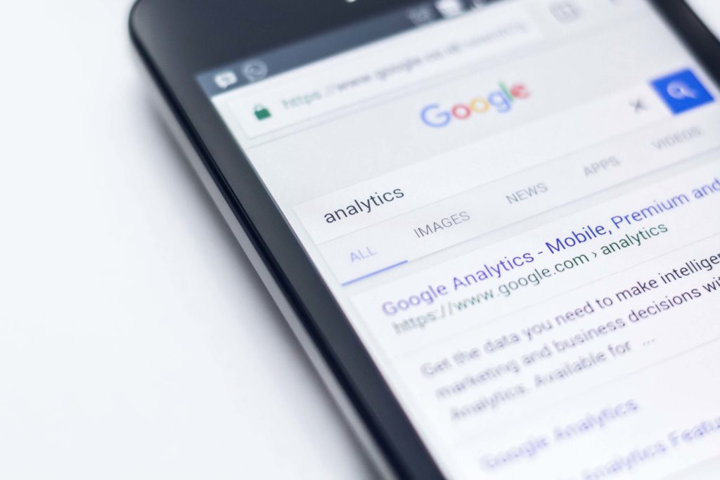 Iphone, auf dem nach "analytics" in Google gesucht wird